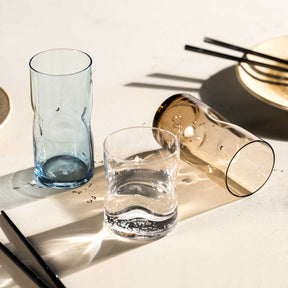 Trinkglas VESUVIO blau in Stillleben mit Wasser, Tellern und Besteck