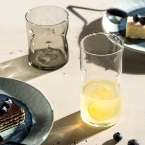 Trinkglas VESUVIO mit Zitronensaft auf gedecktem Tisch mit Dessert