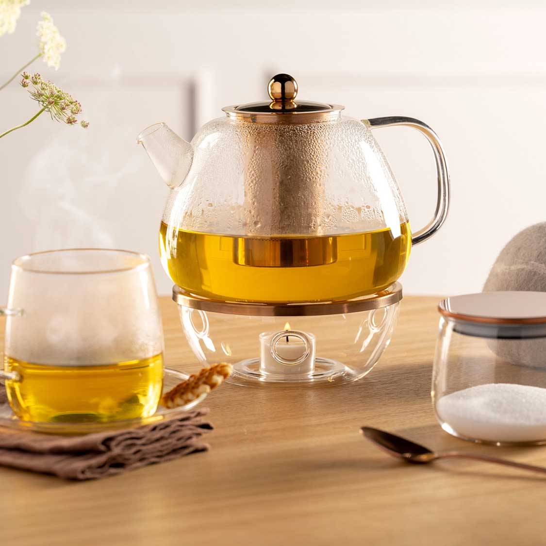 Teekanne TÈ PER TE mit Tasse auf Holztisch, Wärmespeicher