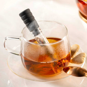 Teetasse TÈ PER TE gefüllt mit Tee, Teebeutel wird eingegossen, mit Löffel