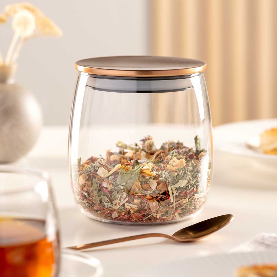 Teedose TÈ PER TE mit Kräutertee gefüllt auf gedecktem Tisch