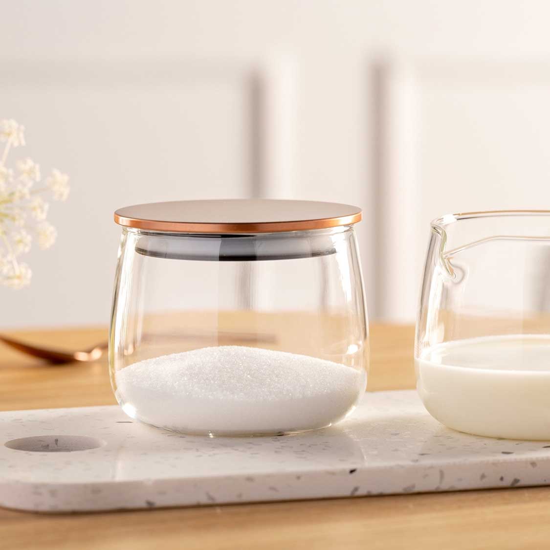 Zuckerdose TÈ PER TE auf Marmortablett mit Milchkännchen, Besteck und Blüten