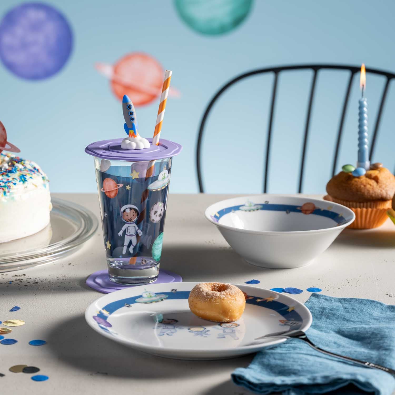 Deckel lila BAMBINI AVVENTURA Rakete auf Trinkbecher, gedeckter Tisch mit Kuchen und Muffins
