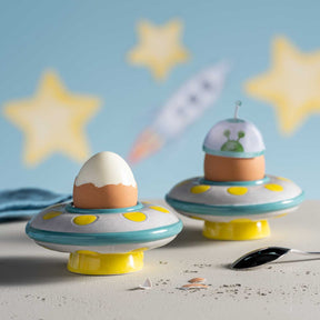 Zwei Eierbecher BAMBINI AVVENTURA Ufo auf Sand mit Sternen und Rakete im Hintergrund