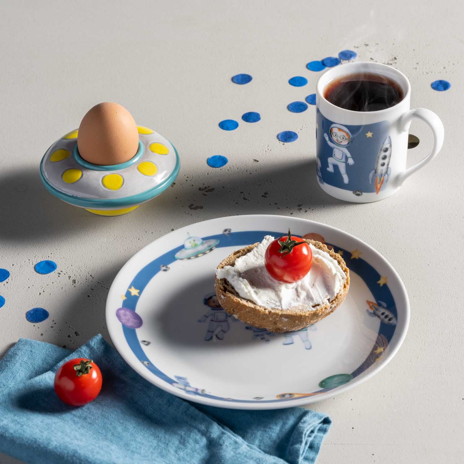 Eierbecher BAMBINI AVVENTURA Ufo mit Ei, Frühstückstisch mit Tasse und Teller