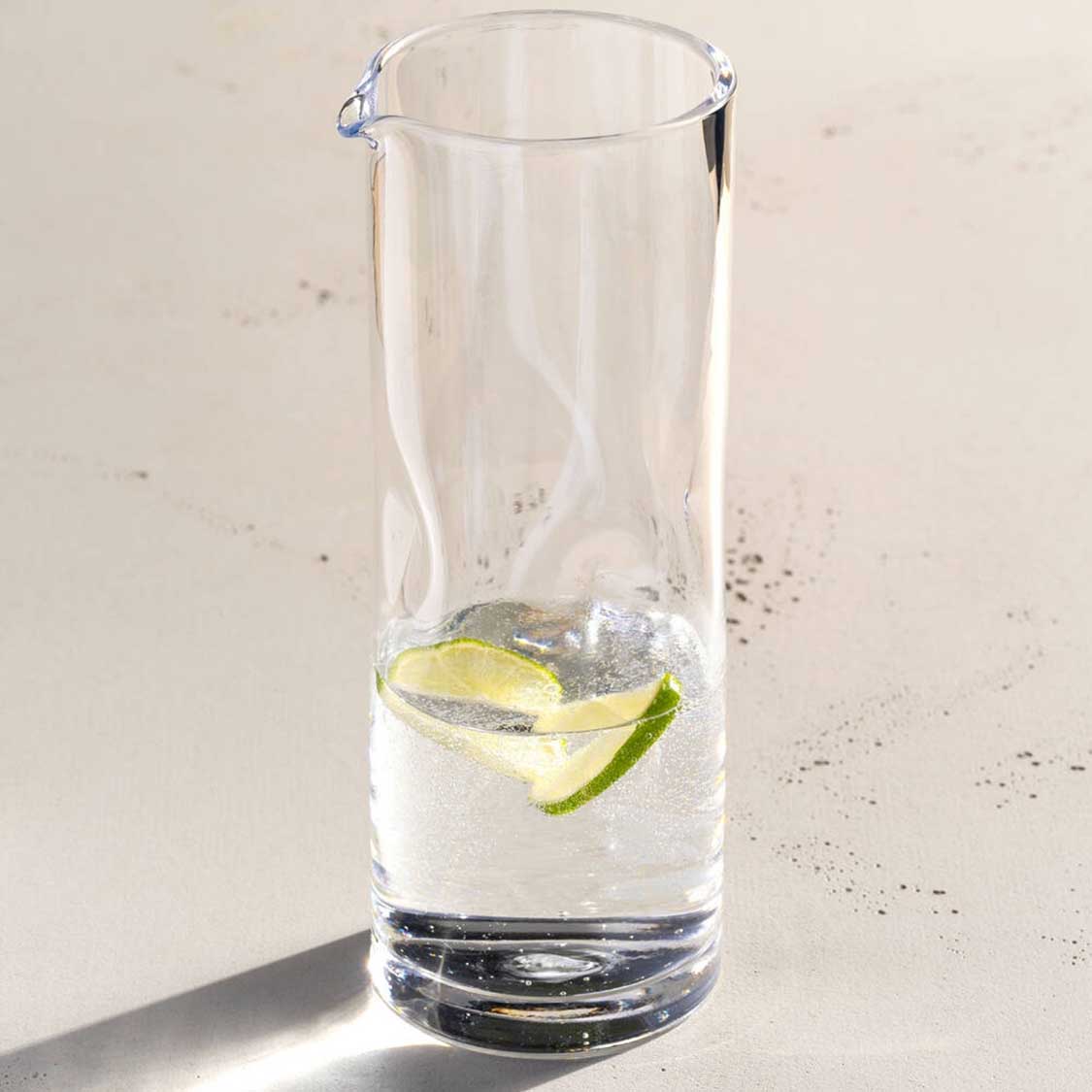 Krug VESUVIO mit Wasser, Eiswürfeln und Limettenscheibe gefüllt