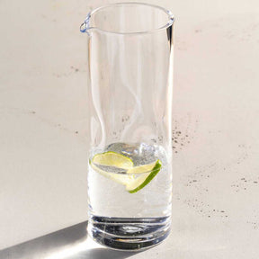Krug VESUVIO mit Wasser, Eiswürfeln und Limettenscheibe gefüllt