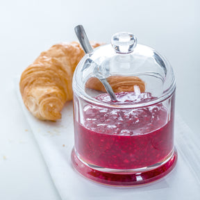 Geleedose DELIGHT mit Marmelade gefüllt, Servierlöffel, daneben Croissant