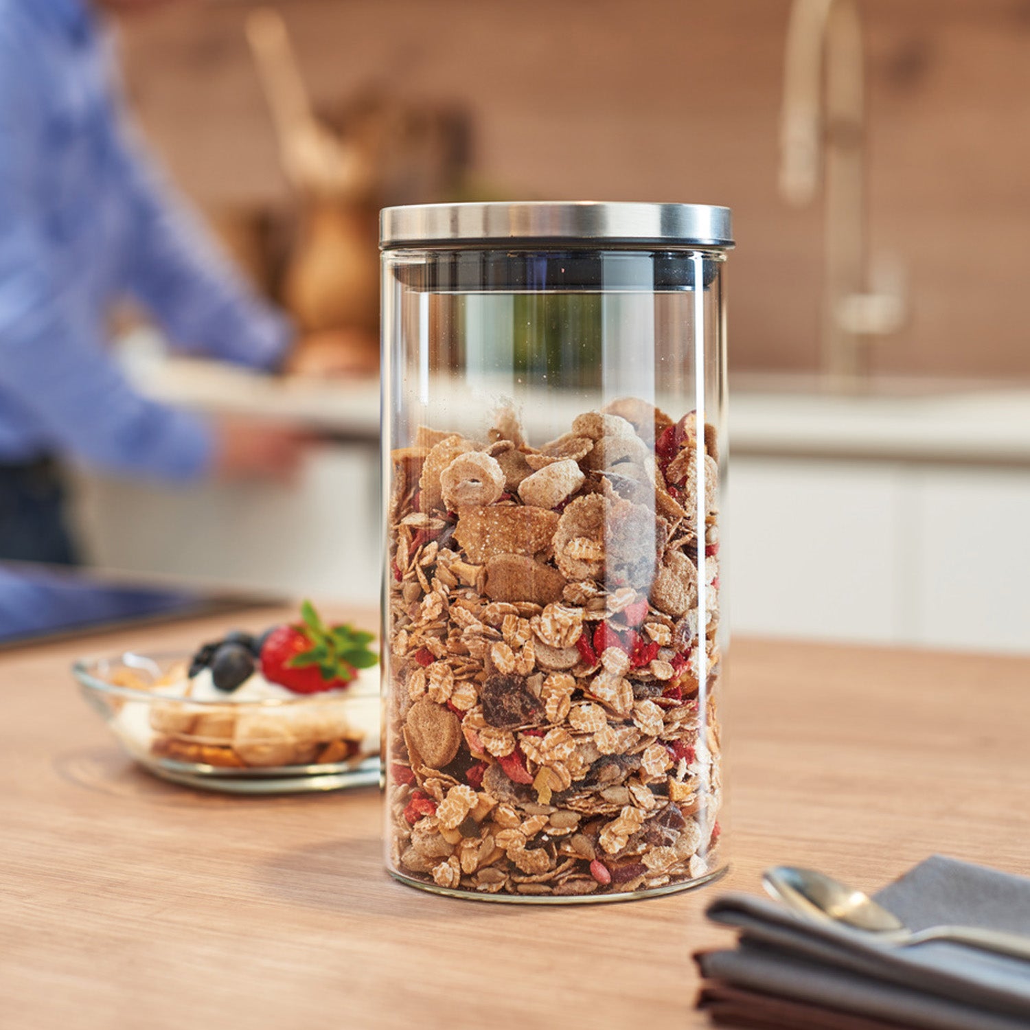 Dose COMODO 1 l mit Müsli gefüllt auf Holztisch in Küche