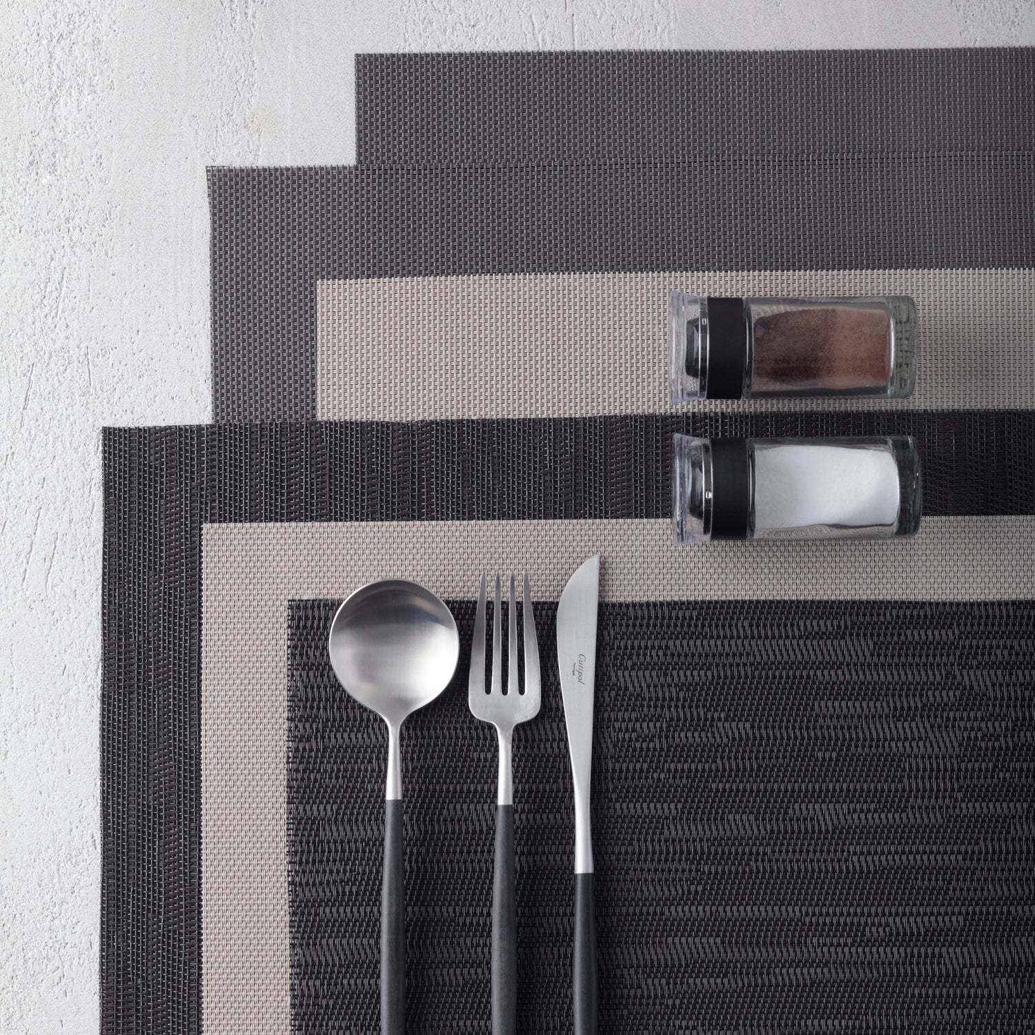 Platzset CUCINA grau mit Besteck und Gewürzstreuer, gedeckter Tisch