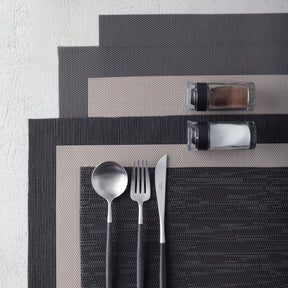 Platzset CUCINA grau mit Besteck und Gewürzstreuer, gedeckter Tisch