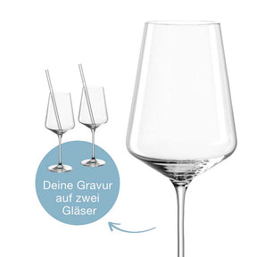 Weißweinglas PUCCINI mit zwei gravierten Gläsern und Gravurbeispiel auf blauem Kreis