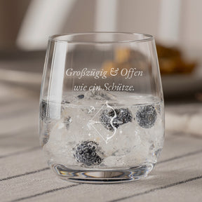 Trinkglas TIVOLI mit Gravur, gefüllt mit Wasser und Eiswürfeln, auf hellem Untergrund