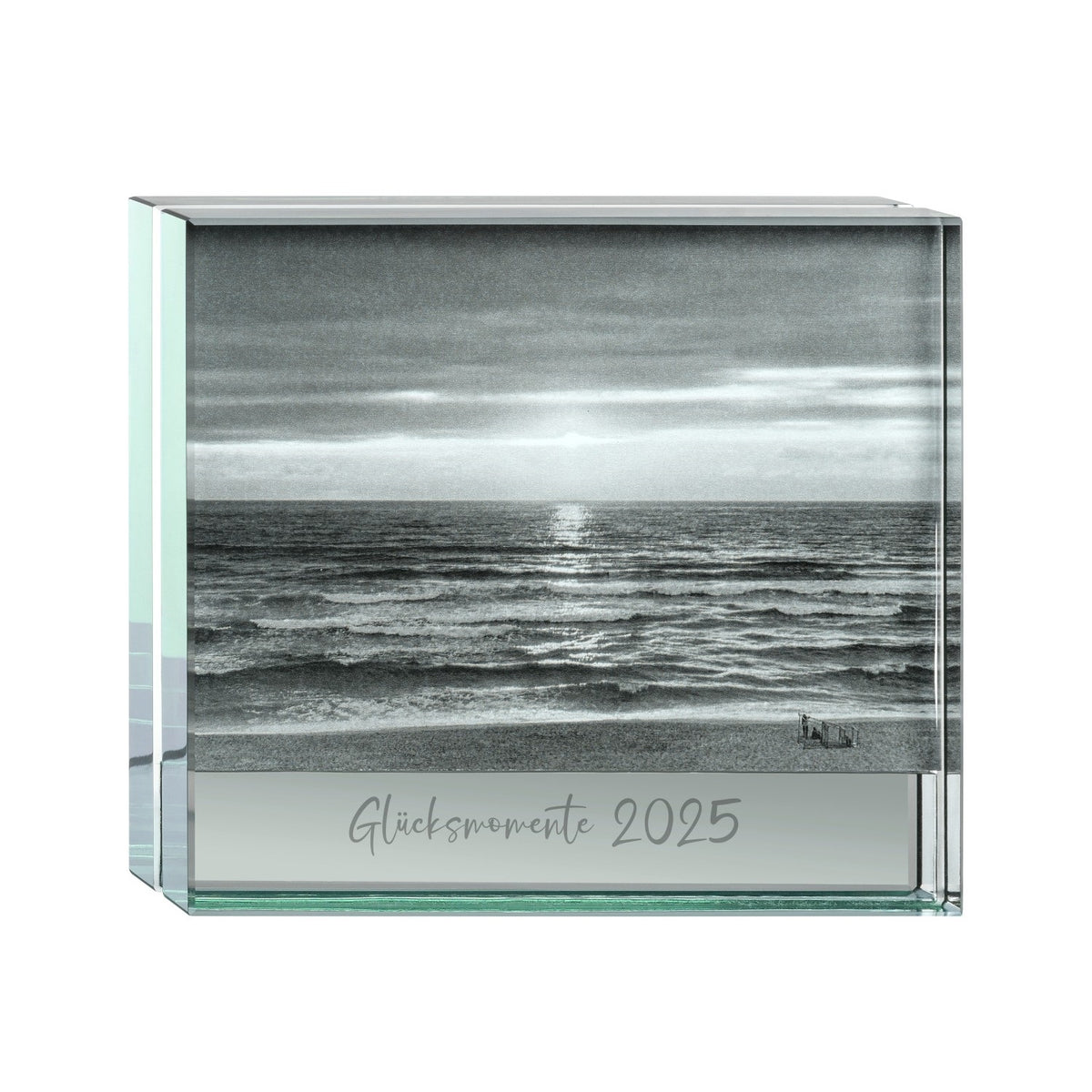Glaser Bilderrahmen mit Schwarzweiss-Foto einer Meereslandschaft und Gravur "Glückswerte 2025