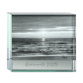 Glassrahmen LINEA mit Meeresfoto und Gravur "Glücksmomente 2025
