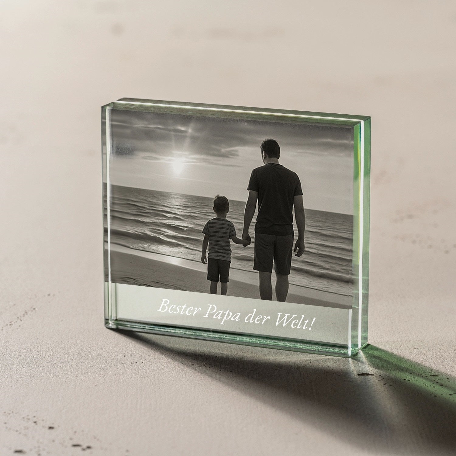 Glaser Bilderrahmen LINEA mit Gravur "Bester Papa der Welt", Vater und Kind am Strand