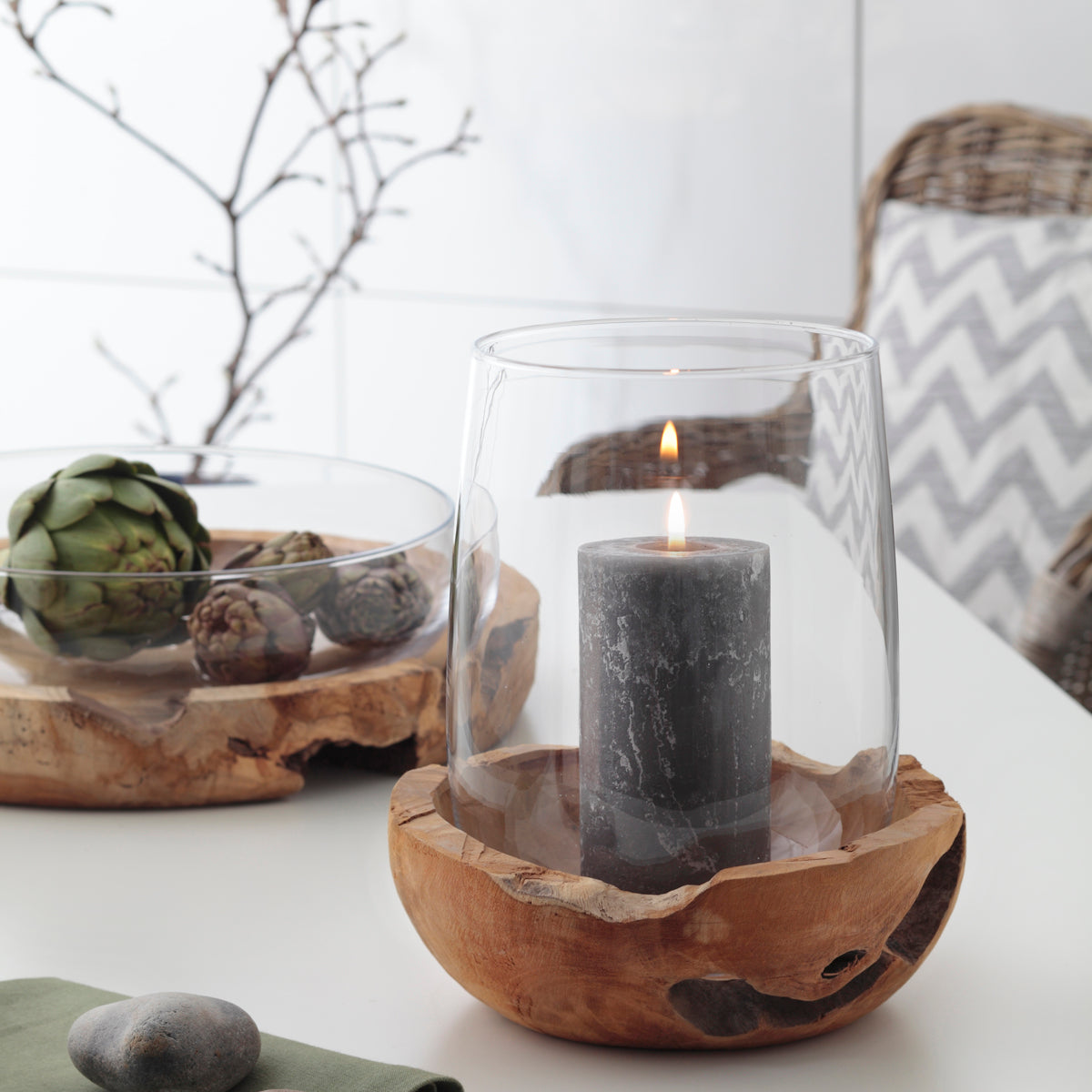 Schale TERRA mit Teaksockel, Glasschale mit brennender Kerze, Dekoration auf weißem Tisch