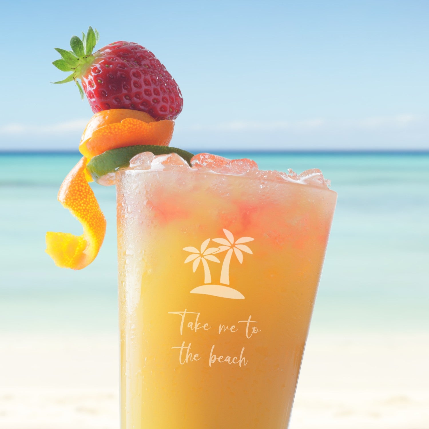 Trinkglas CIAO mit Gravur "Take me to the beach", gefüllt mit Cocktail am Strand