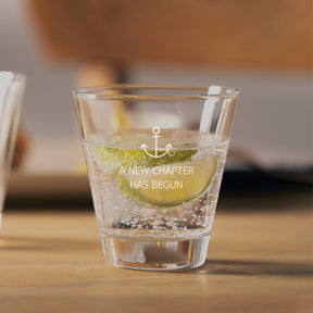 Trinkglas CIAO mit Gravur "A New Chapter Has Begun" gefüllt mit Wasser und Limette