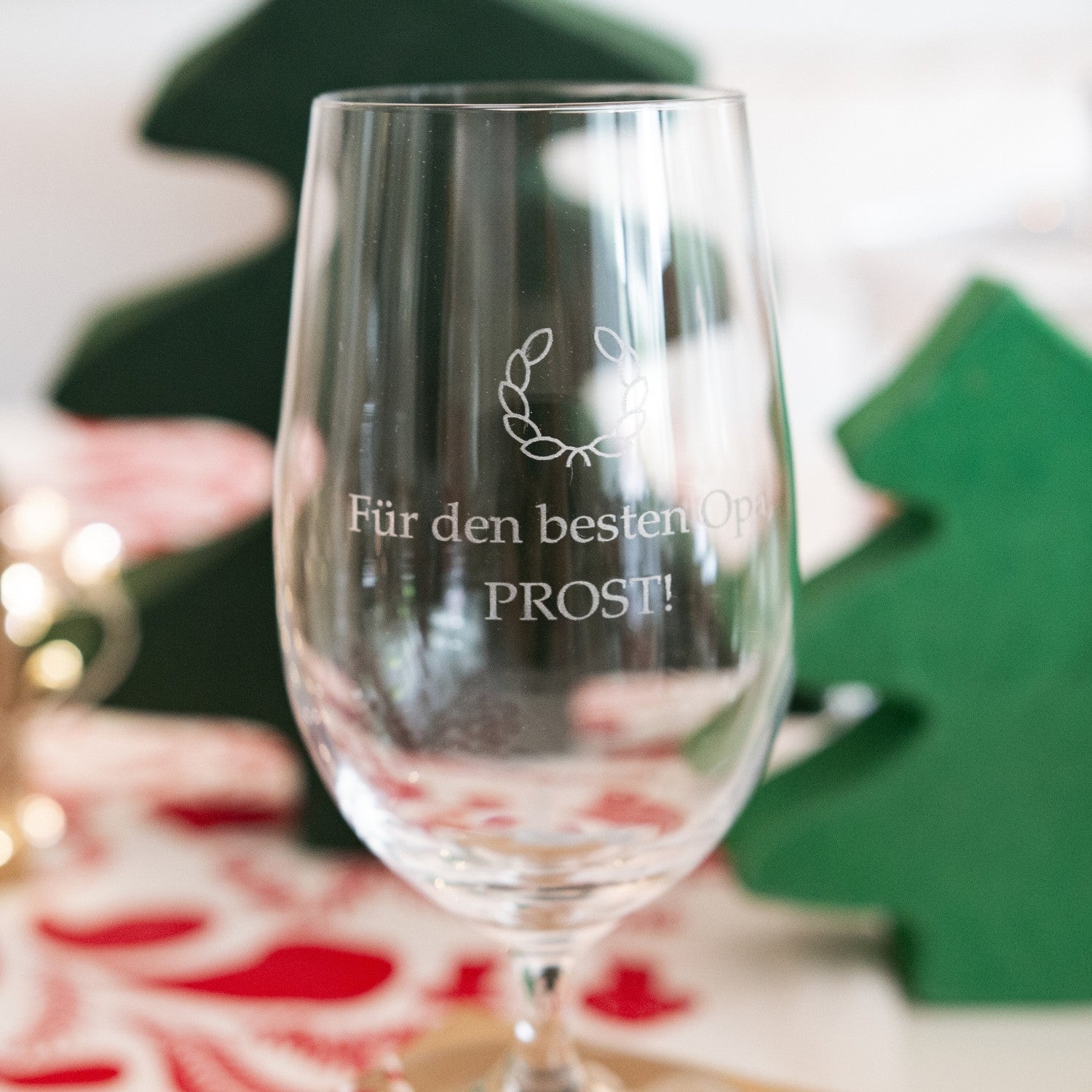 Bierglas CIAO+ mit Gravur "Für den besten Opa PROST", festliche Dekoration im Hintergrund