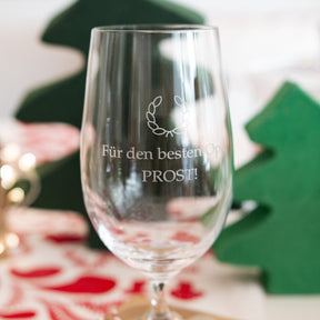 Bierglas CIAO+ mit Gravur "Für den besten Opa PROST", festliche Dekoration im Hintergrund