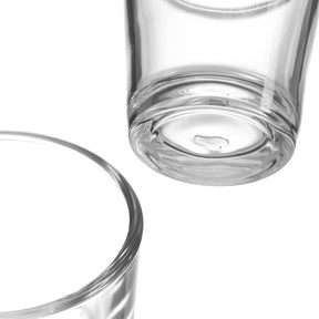 Zwei klare Glas-Becher SOLO von oben, einer teilweise gefüllt mit Wasser