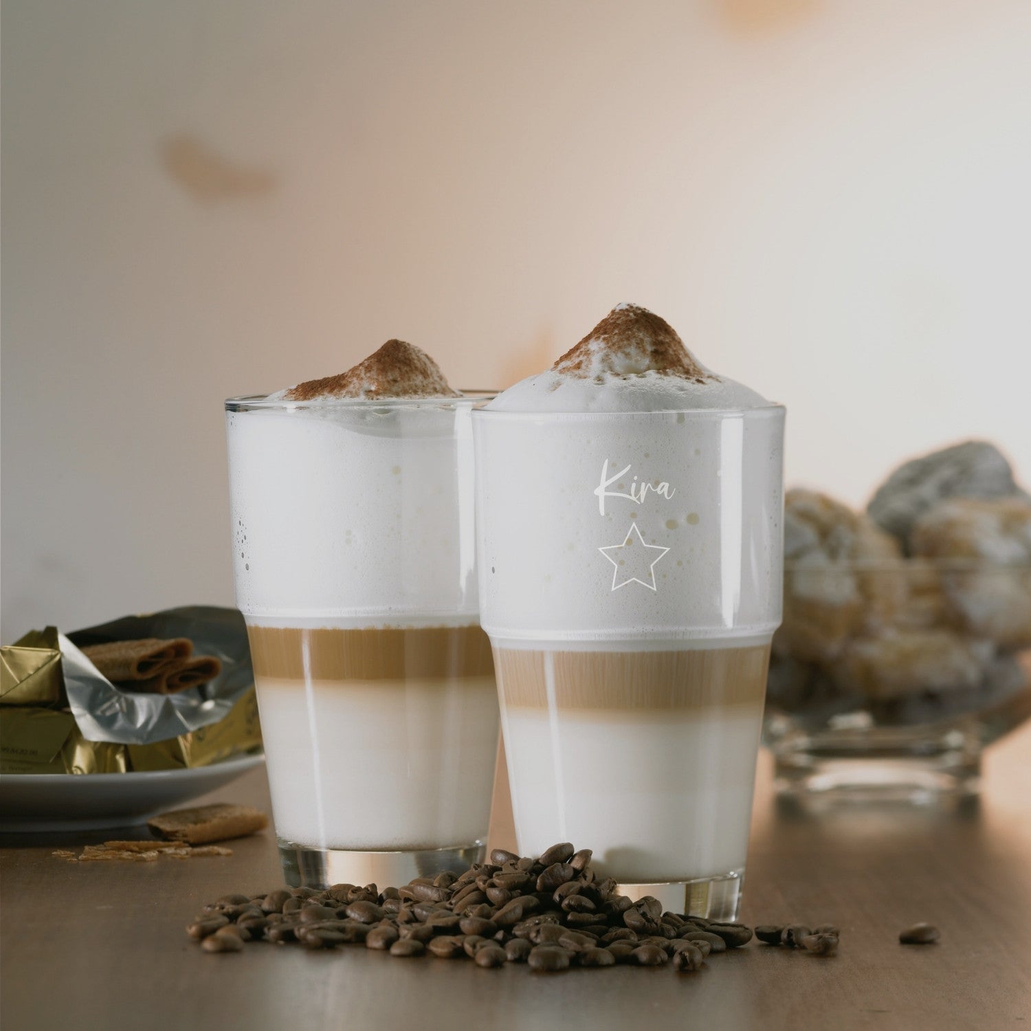 Zwei Gläser SOLO mit Latte Macchiato und Kaffee-Getreidedekor, Kaffeebohnen und Deko-Objekte