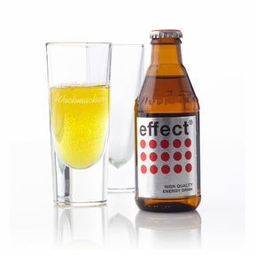 Glaeser mit gelber Fluessigkeit und Bierflasche nebeneinander