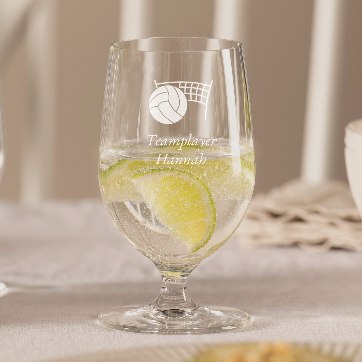 Wasserbecher CIAO+ mit Zitronenscheibe, graviert mit Volleyball-Motiv und Name Hannah