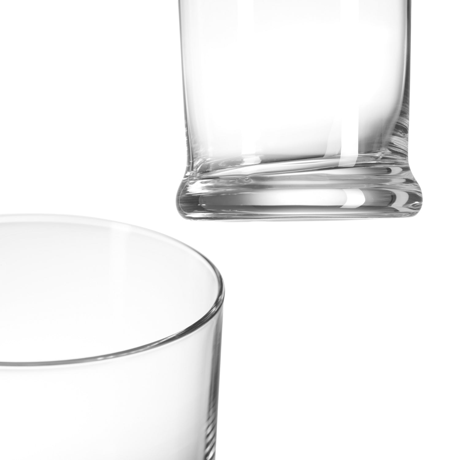 Zwei klare Trinkgläser K18 aus Glas, teilweise sichtbar vor weißem Hintergrund