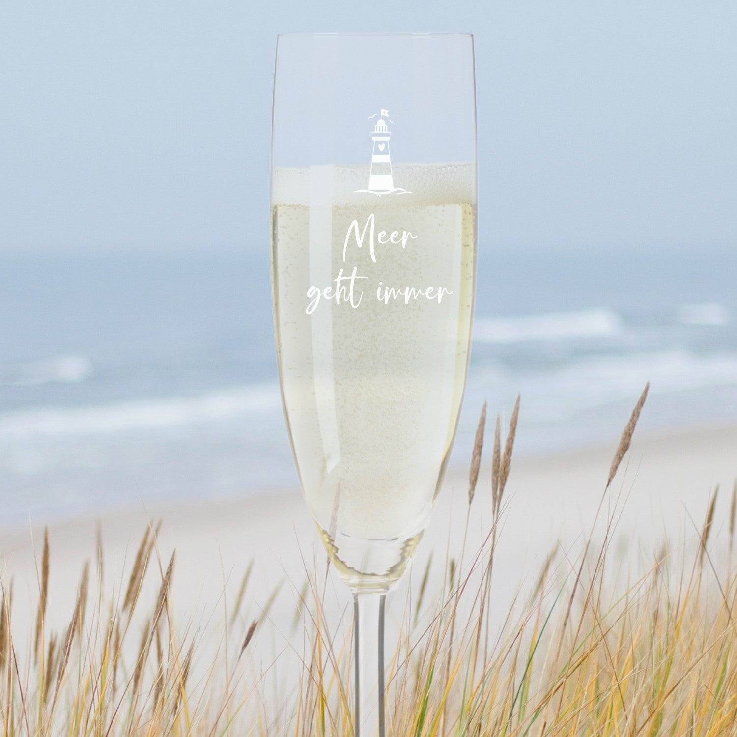 Sektglas DAILY mit Gravur "Meer geht immer" am Strand mit Dünen