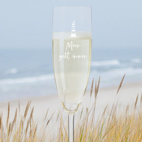 Sektglas DAILY mit Gravur "Meer geht immer" am Strand mit Dünen