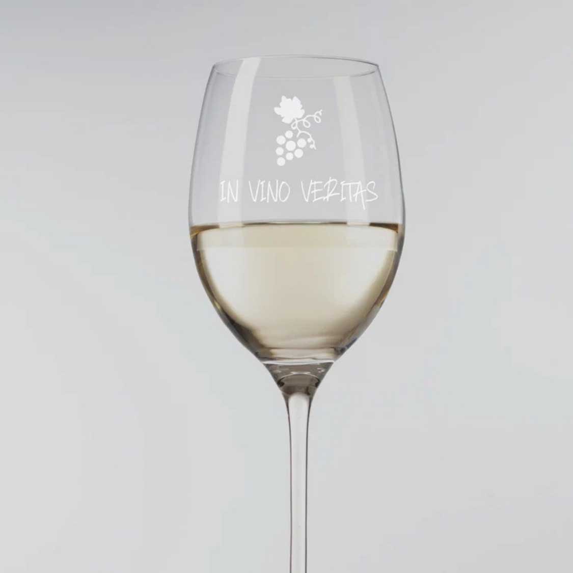 Weißweinglas CHEERS mit Gravur "IN VINO VERITAS" und Traubenmotiv, gefüllt mit Weißwein
