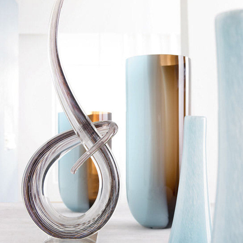 Skulptur SCULPTUR 50 cm Ease in Braun mit weiteren Glasvasen in heller Umgebung