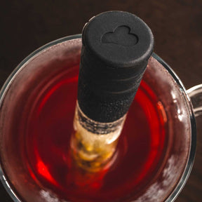Teeglas NOVO mit schwarzem Infuser in rotem Tee gefüllt