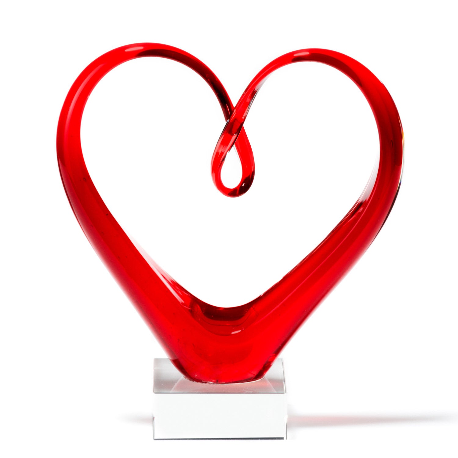 Rote Glasskulptur Herzskulptur HEART auf weißem Sockel, Frontalansicht