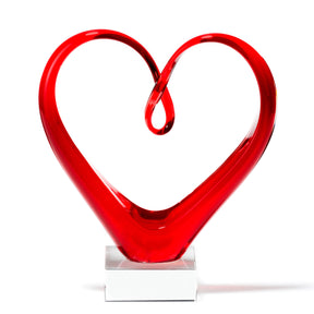 Rote Glasskulptur Herzskulptur HEART auf weißem Sockel, Frontalansicht