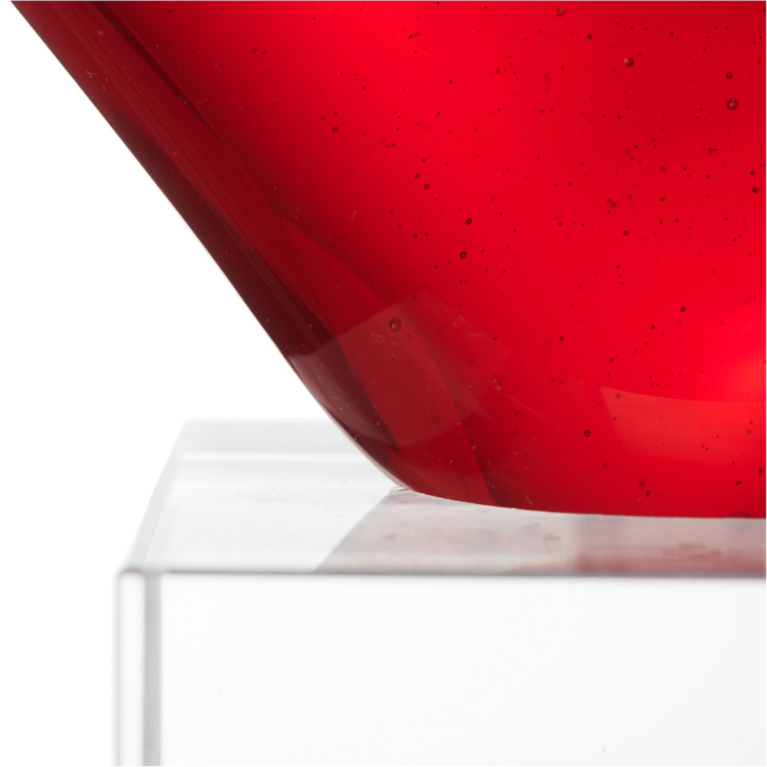 Rote Glasskulptur HEART auf transparentem Sockel, Detailansicht