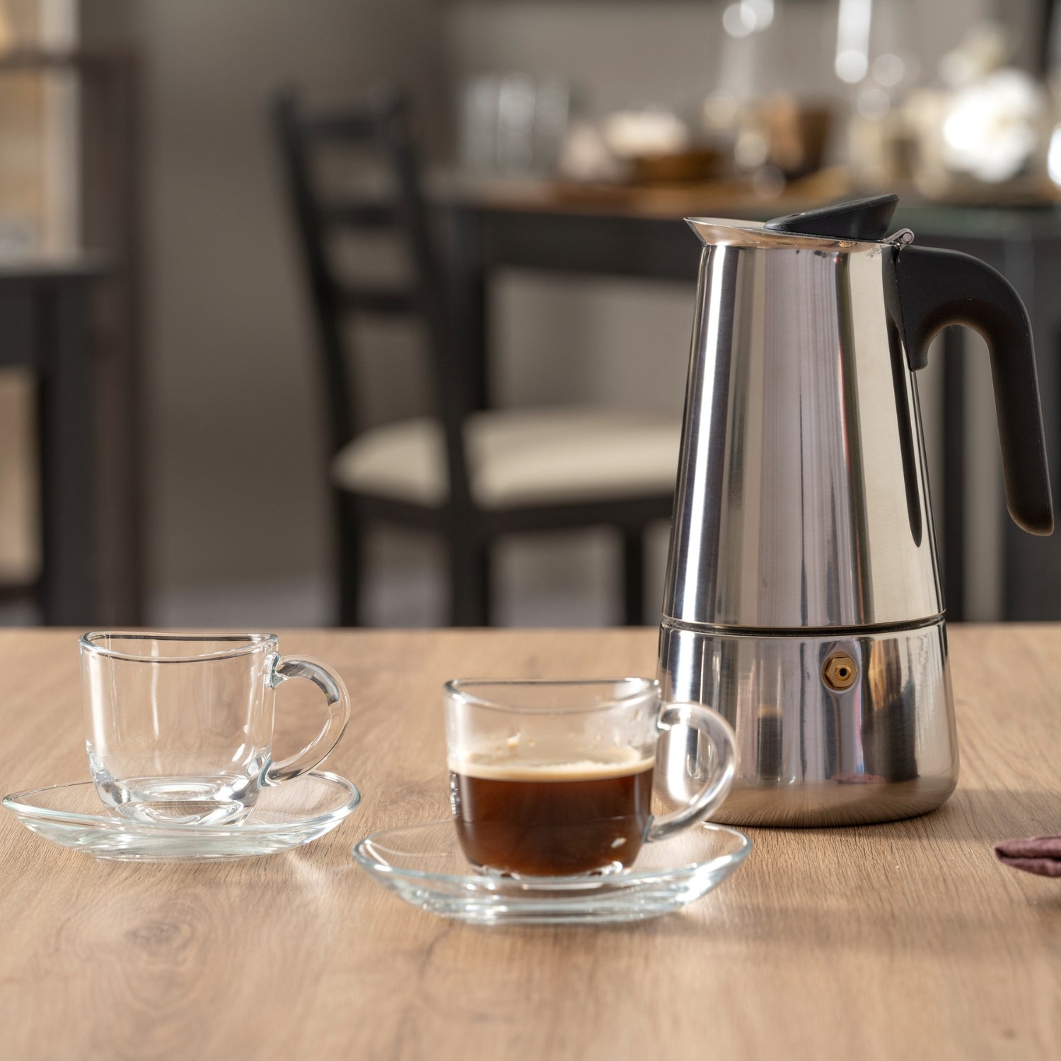 Espressomaker aus Edelstahl mit zwei LEONARDO-Espressotassen aus Glas sowie Untertassen