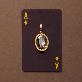 Anhänger TILDE Clip & Mix in Gold auf Spielkarte Pik-Ass vor braunem Hintergrund