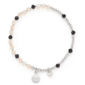 Armband LIORA You & Me CIAO mit schwarzen und beigen Perlen, silbernen Elementen und graviertem Anhänger