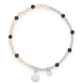 Armband LIORA You & Me CIAO mit schwarzen und beigen Perlen, silbernen Metallteilen und rundem Gravuranhänger