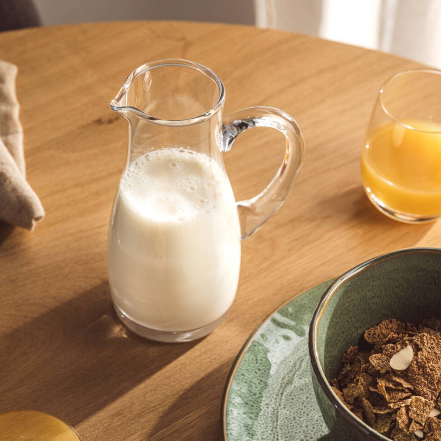 Krug PIENO 0,5 l mit Milch auf Frühstückstisch