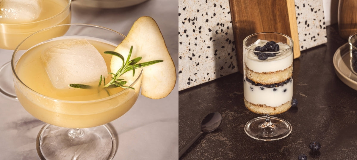 Elegante Gläser mit Cocktails und Desserts in hellen Farben auf dunklem Untergrund