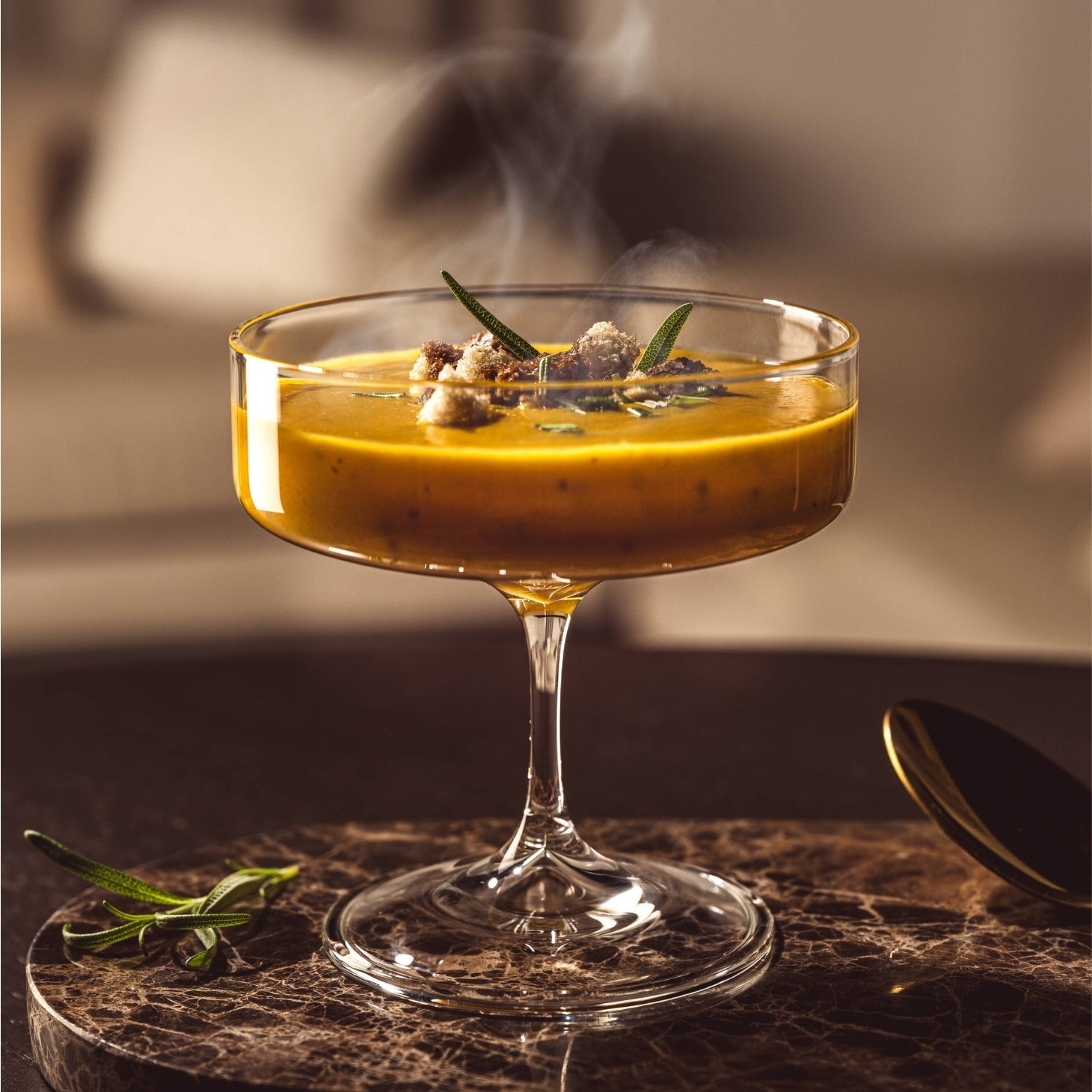 Karotten-Orangen-Suppe angerichtet mit Croutons in der BASSO Schale