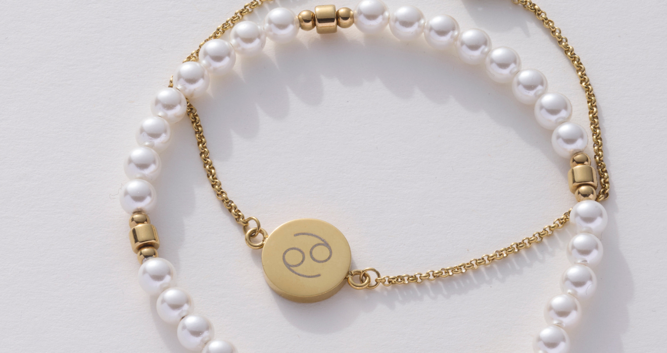 Goldenes Armband mit weißen Perlen und rundem Anhänger mit graviertem Smiley-Gesicht