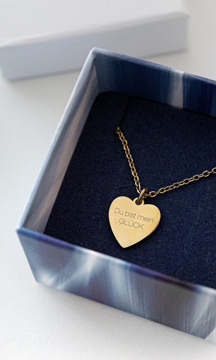 Goldene Herz-Kette mit Gravur in Geschenkbox von LEONARDO