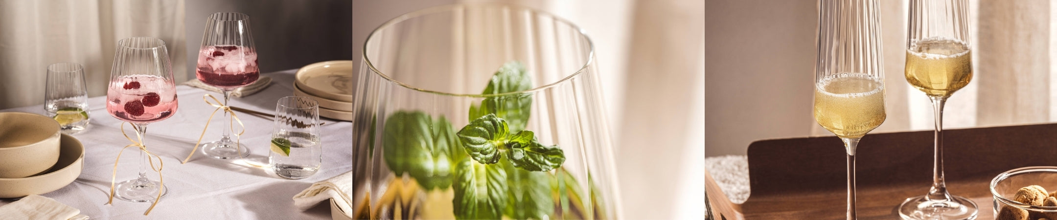 Elegant gedeckter Tisch mit Weingläsern, Tellern und grünen Kräutern in Glasvase, warme Beleuchtung