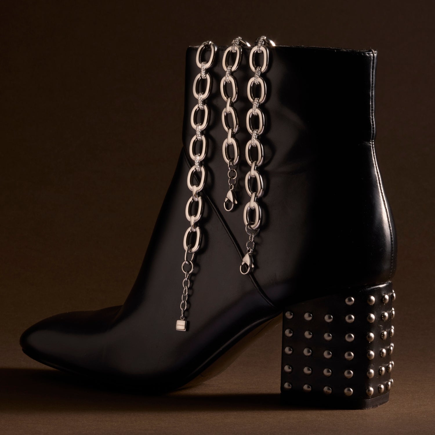 Schwarzer Stiefel mit silbernen Kettenelementen und studs, edgy Herbst/Winter Schmuck-Look