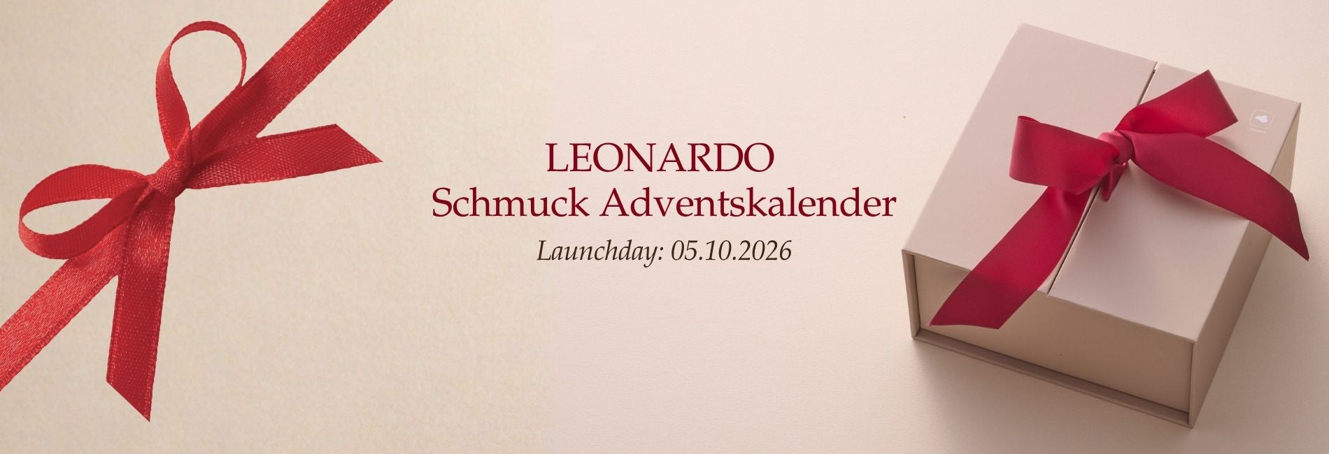 LEONARDO Schmuck Adventskalender, Launchday 05.10.2026. Elegante Geschenkboxen mit roten Schleifen auf beigem Hintergrund, festliche Weihnachtsstimmung